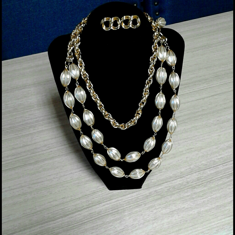 White beads golden and gold chain bonus earrings